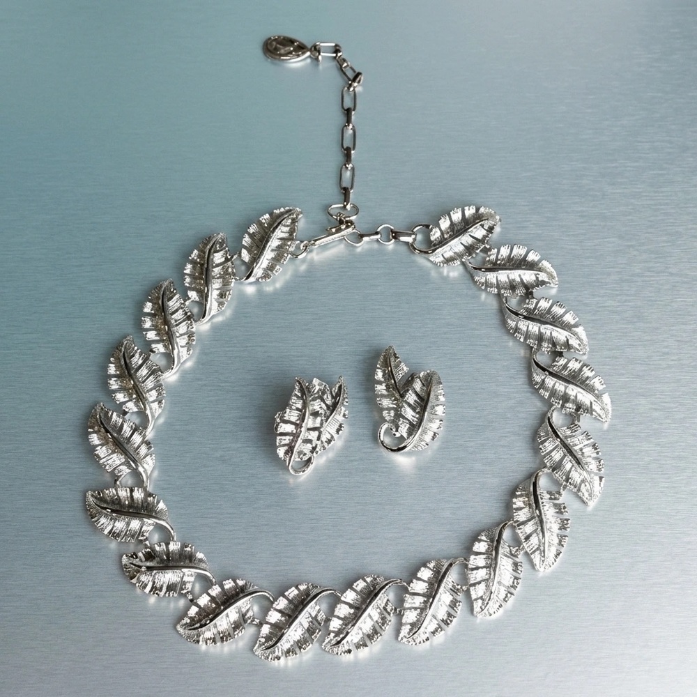 Vintage silver tone leaf choker type necklace with matching clip-on earrings
